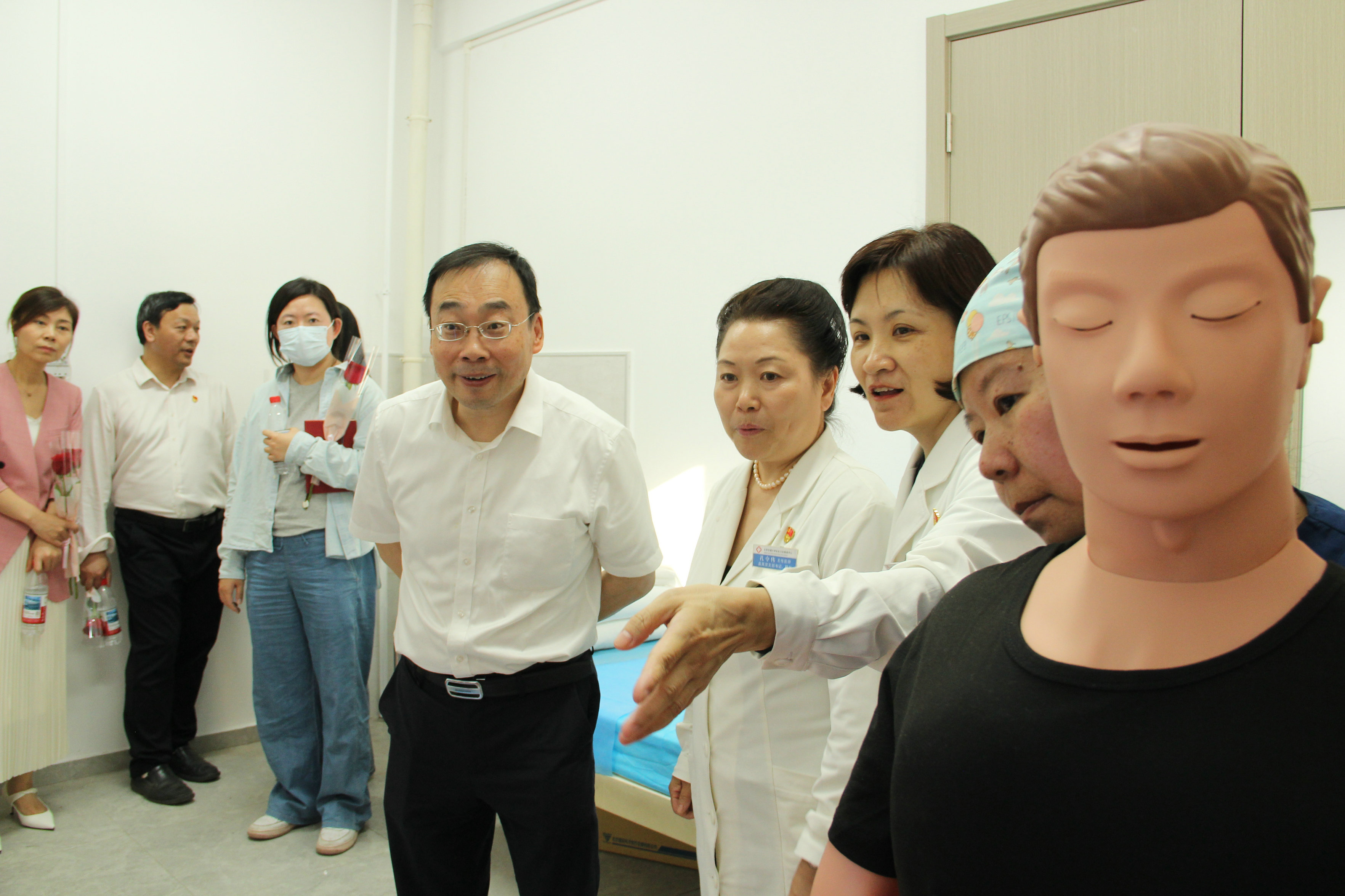 8-参观智慧诊室.JPG